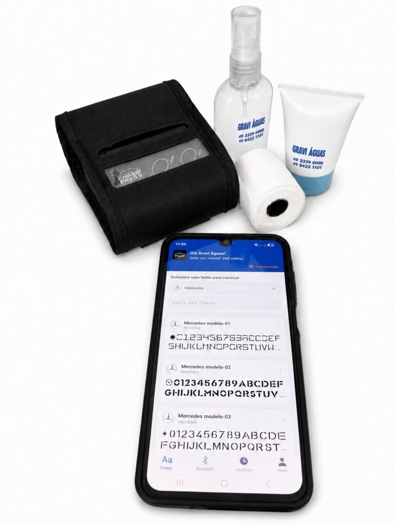 KIT MÓVEL PARA GRAVAÇÃO DE CHASSI EM VIDRO AUTOMOTIVO – CHASSIPRESS Produto fornecido pela Gravi Águas, com suporte especializado e garantia do vendedor de 18 meses. Agora ficou mais fácil produzir etiquetas para gravação de chassi em vidros automotivos com mobilidade, precisão e eficiência. O Kit ChassiPress é uma solução completa desenvolvida para profissionais que realizam serviços de gravação de chassi em vidros automotivos. Com a impressora móvel e o aplicativo ChassiPress, você cria, ajusta e imprime suas etiquetas diretamente pelo celular, com poucos cliques. A impressora funciona com bateria recarregável e pode ser utilizada em oficinas, atendimentos externos ou diretamente no local onde o veículo se encontra, sem necessidade de permanecer conectada à tomada durante o uso. O QUE ACOMPANHA O KIT? • 1 Impressora móvel ChassiPress com bateria recarregável; • 1 Bobina térmica para etiquetas de gravação, com 25 metros, com rendimento de 250 impressões. • Acesso ao aplicativo ChassiPress; • Ácido azul para gravação em vidros automotivos. • 1 Maleta de transporte • 1 Borrifador • 1 Capa de proteção para impressora O kit acompanha os principais materiais necessários para criar a etiqueta e realizar o processo de gravação em vidros automotivos. IMPRESSORA MÓVEL CHASSIPRESS A impressora ChassiPress foi desenvolvida para proporcionar praticidade, precisão e mobilidade durante o trabalho. Sua bateria de longa duração permite realizar diversas impressões sem necessidade de recarga constante, sendo ideal para profissionais que trabalham em oficinas, empresas de vidros automotivos ou atendimentos externos. A conexão com o smartphone permite controlar a criação e a impressão das etiquetas diretamente pelo aplicativo ChassiPress. APLICATIVO CHASSIPRESS O aplicativo ChassiPress está disponível para aparelhos com sistemas Android e iOS. Por meio do aplicativo, é possível criar e imprimir etiquetas para gravação de chassi, utilizando diferentes estilos de fontes para diversas marcas e modelos de veículos. O sistema atende desde montadoras tradicionais, como Fiat, Ford e GM, até marcas mais recentes, como BYD, GWM Haval e OMODA. PRINCIPAIS FUNÇÕES DO APLICATIVO • Impressão de etiquetas diretamente pelo celular; • Funcionamento mesmo sem conexão com a internet; • Registro das impressões realizadas; • Histórico de impressão individual por celular; • Centenas de opções de fontes automotivas; • Medição do comprimento do chassi; • Ajuste e modificação do tamanho das fontes; • Atualizações automáticas do sistema de fontes; • Compatibilidade com Android e iPhone; • Interface prática e fácil de utilizar. Com o aplicativo ChassiPress, você pode imprimir e registrar suas impressões mesmo sem conexão com a internet. BOBINA TÉRMICA DE 25 METROS O kit acompanha uma bobina térmica para gravação com 25 metros de comprimento, rendendo 250 impressões de chassi. Uma mesma impressão pode ser usada para gravar mais de 1 vidro do mesmo veículo. A bobina é produzida com material de alta qualidade e foi desenvolvida para proporcionar etiquetas nítidas, precisas e resistentes durante o processo de gravação. Sua tecnologia ajuda a proteger as impressões contra: • Borrões; • Riscos; • Falhas de impressão; • Defeitos durante o processo de aplicação. Tecnologia ChassiPress para resultados profissionais. PRINCIPAIS VANTAGENS DO KIT CHASSIPRESS FUNCIONAMENTO OFFLINE O aplicativo permite criar, imprimir e registrar impressões mesmo sem conexão com a internet. MOBILIDADE A impressora funciona com bateria recarregável e pode ser utilizada em diferentes locais, sem necessidade de permanecer conectada à tomada. FACILIDADE DE USO Crie, ajuste e imprima etiquetas diretamente pelo smartphone, utilizando uma interface prática e intuitiva. IMPRESSÃO PRECISA O sistema foi desenvolvido para gerar etiquetas com qualidade, nitidez e fidelidade às configurações selecionadas. DIVERSIDADE DE FONTES O aplicativo possui diversas opções de fontes para atender diferentes marcas e modelos de veículos. SISTEMA ATUALIZADO O banco de fontes recebe atualizações automáticas, acompanhando novos veículos e modelos disponíveis no mercado automáticamente. ATENDIMENTO PROFISSIONAL Produto fornecido pela Gravi Águas, com atendimento e suporte para utilização do equipamento e do aplicativo ChassiPress. INDICADO PARA • Empresas de vidros automotivos; • Autoelétricas; • Oficinas automotivas; • Funilarias; • Centros automotivos; • Profissionais de gravação em vidros; • Prestadores de serviços automotivos; • Atendimento móvel e externo. DÚVIDAS FREQUENTES O KIT ACOMPANHA OS MATERIAIS NECESSÁRIOS PARA CRIAR A ETIQUETA E REALIZAR A GRAVAÇÃO? Sim. O Kit ChassiPress acompanha impressora móvel, bobina térmica de 25 metros, acesso ao aplicativo ChassiPress e ácido azul para gravação. PRECISO ESTAR CONECTADO À INTERNET PARA UTILIZAR O APLICATIVO? Não. O aplicativo ChassiPress permite criar, imprimir e registrar impressões mesmo sem conexão com a internet. A IMPRESSORA PRECISA FICAR CONECTADA À TOMADA? Não durante a utilização. A impressora possui bateria recarregável, proporcionando mobilidade para trabalhos em oficinas e atendimentos externos. O APLICATIVO FUNCIONA EM ANDROID E IPHONE? Sim. O aplicativo ChassiPress está disponível para aparelhos com sistemas Android e iOS. A BOBINA ACOMPANHA O KIT? Sim. O kit acompanha uma bobina térmica para etiquetas de gravação com 25 metros de comprimento. O SISTEMA POSSUI HISTÓRICO DE IMPRESSÕES? Sim. O aplicativo possui histórico completo e registro individual das impressões realizadas em cada celular. O APLICATIVO PERMITE AJUSTAR O TAMANHO DO CHASSI? Sim. O sistema permite medir o comprimento do chassi e ajustar o tamanho das fontes antes da impressão. FORNECIMENTO, SUPORTE E GARANTIA Produto fornecido pela Gravi Águas. O comprador conta com atendimento e suporte para utilização do equipamento e do aplicativo ChassiPress. Garantia do vendedor: 18 meses. Adquira o seu Kit Móvel ChassiPress e tenha mais praticidade, mobilidade e eficiência na produção de etiquetas para gravação de chassi em vidros automotivos. Garantia do vendedor: 18 meses